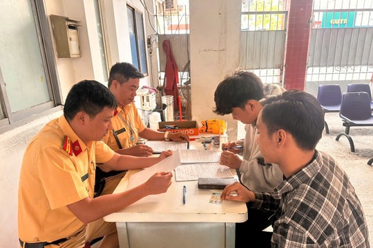 Xử phạt 2 thanh niên cản trở CSGT và không chấp hành đo nồng độ cồn tại TP.HCM