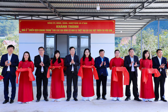 Lam Dong Provincial Party Secretary Y Thanh Ha Nie Kdam attends inauguration of 17 houses under the “Quang Trung Campaign” in D’ran Commune
