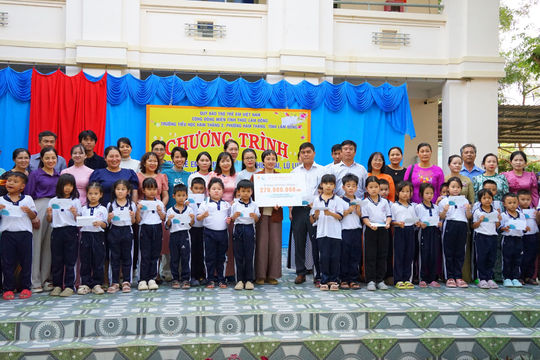Trao hơn 1.000 suất quà tới học sinh vùng lũ Hàm Thắng