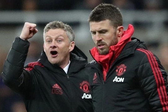 Chuyển nhượng MU 13/1: Nội bộ chia rẽ vì Carrick và Solskjaer, tương lai Mainoo lung lay