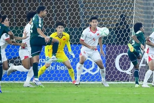 HLV U23 Saudi Arabia ca ngợi sự già dơ của thủ môn Trần Trung Kiên
