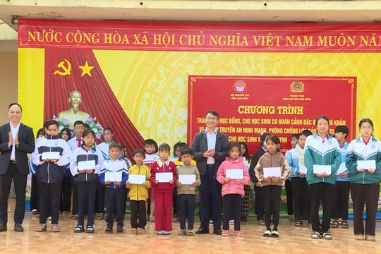 Trao học bổng, tuyên truyền an ninh mạng cho học sinh phía Tây Lâm Đồng