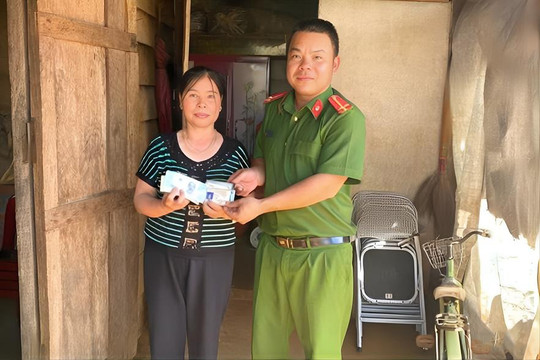 Công an phường Bắc Gia Nghĩa trao trả tài sản đánh rơi cho người dân