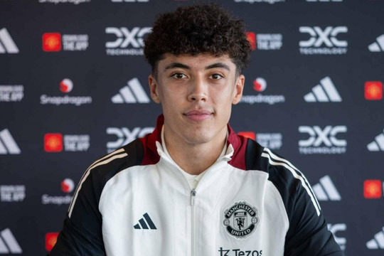 Manchester United chính thức triệu hồi tiền đạo Ethan Wheatley