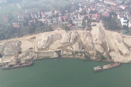 Lào Cai khởi tố 3 đối tượng khai thác cát trái phép trên sông Hồng thu lợi hàng chục tỷ đồng