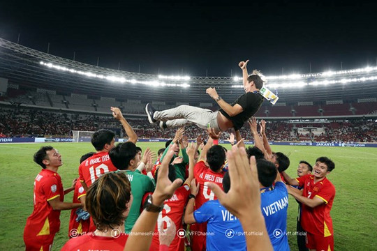 U23 Việt Nam vs U23 UAE: Báo Hàn cảnh báo chấn thương hy hữu của HLV Kim Sang-sik