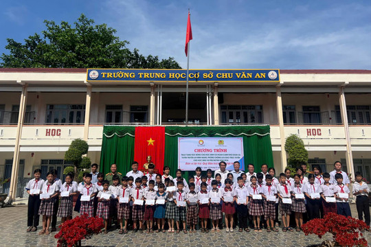 Trao học bổng và tuyên truyền phòng chống lừa đảo trực tuyến cho học sinh khu vực Đạ Tẻh