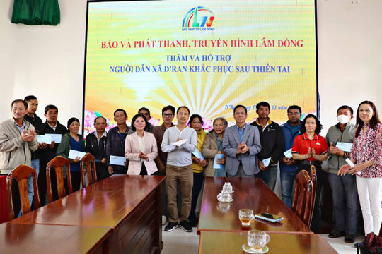 Báo và Phát thanh, Truyền hình Lâm Đồng trao quà hỗ trợ người dân vùng lũ xã D’ran