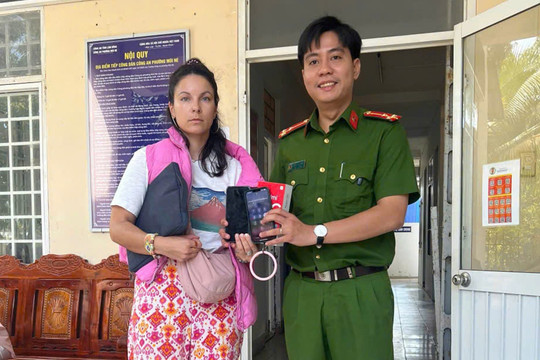 Công an Mũi Né tìm lại điện thoại cho 2 du khách nước ngoài bỏ quên