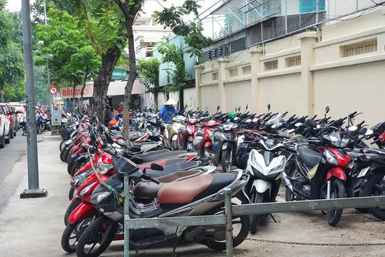 Khi nào được sử dụng tạm vỉa hè để trông giữ xe?