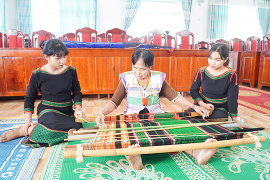 Người Mạ âm thầm giữ nghề dệt thổ cẩm