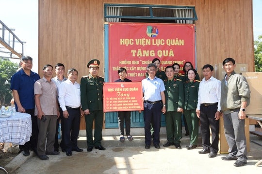 Học viện Lục quân tặng quà các gia đình trong “Chiến dịch Quang Trung”