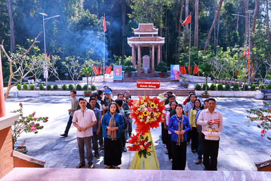 Chi bộ các cơ quan Đảng xã Hàm Thạnh về nguồn thăm khu di tích căn cứ Tỉnh ủy Bình Thuận - Sa Lôn