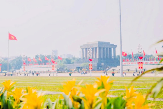 Hà Nội rực rỡ cờ hoa, khí thế hướng về Đại hội XIV của Đảng