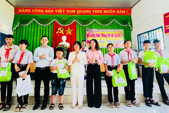 Mang tết yêu thương về với học sinh khó khăn