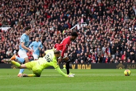 Patrick Dorgu rực sáng giúp Man Utd hạ gục Man City 2-0: "Mũi khoan" toàn năng của Carrick