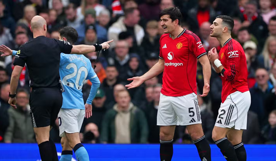 Man Utd đè bẹp Man City: Michael Carrick hồi sinh Quỷ đỏ và bài toán Diogo Dalot