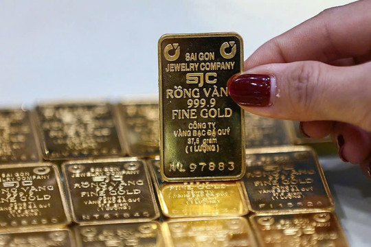 Giá vàng hôm nay 18/1: Vàng SJC neo ở 162,8 triệu đồng, thế giới áp sát 4.600 USD