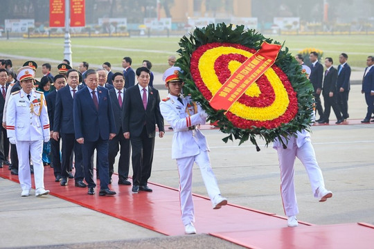 Delegates to 14th National Party Congress pay tribute to President Ho Chi Minh