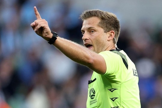 Trọng tài Alexander King điều hành trận bán kết U23 Việt Nam vs U23 Trung Quốc