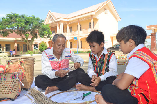 Già K’Huônh bền bỉ giữ nghề đan lát của người Mạ