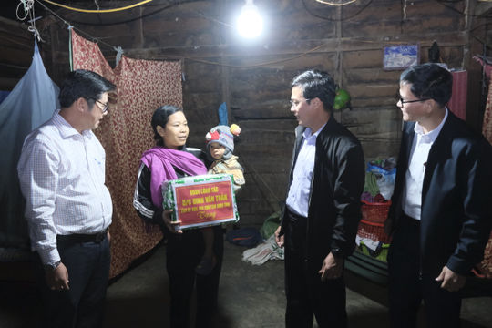 Lãnh đạo tỉnh Lâm Đồng thăm, tặng quà Tết các gia đình khó khăn tại xã Quảng Phú