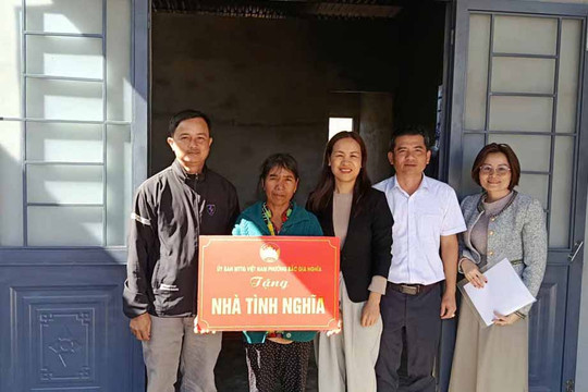 Phường Bắc Gia Nghĩa trao 2 căn nhà tình nghĩa cho hộ nghèo