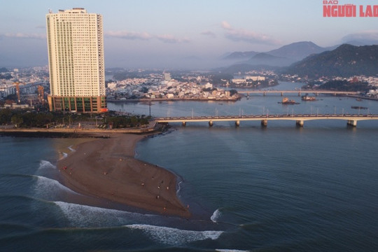 Nha Trang: Cồn cát lạ giữa cửa biển thành điểm check-in hút khách