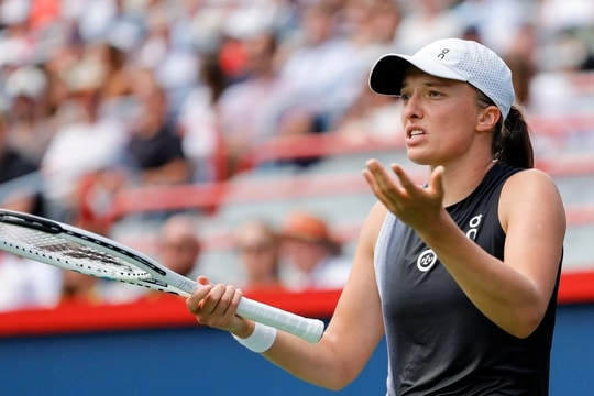 Iga Swiatek tự xé váy để vượt khó trước Yuan Yue tại Australian Open 2026