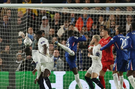 Moises Caicedo tỏa sáng giúp Chelsea hạ Pafos 1-0 và vươn lên top 8 Champions League