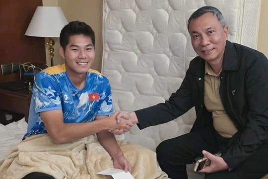 Chủ tịch VFF thăm hỏi và cam kết hỗ trợ trung vệ Hiểu Minh điều trị chấn thương nặng