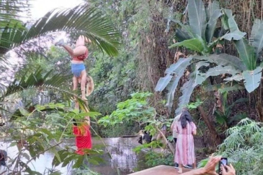 Chiang Mai: Chùa Wat Pha Lat cảnh báo đóng cửa vì du khách mặc hở, tập yoga