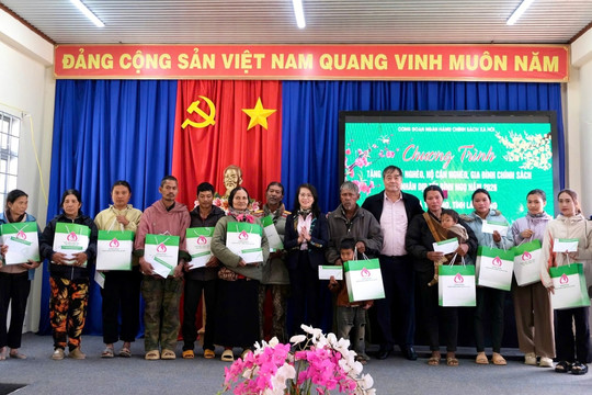 Vietnam Bank for Social Policies Presents Lunar New Year Gifts to Poor and Policy Families in Lam Dong