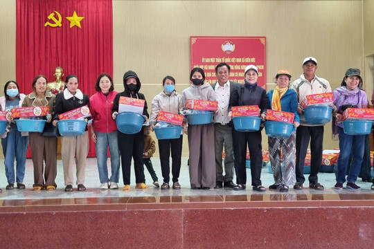 Hội Chữ thập đỏ tỉnh Lâm Đồng trao quà Tết tại Kiến Đức