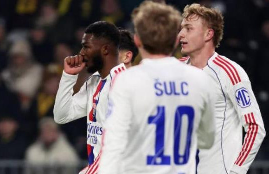 Lyon xây chắc ngôi đầu Europa League nhờ siêu phẩm của Maitland-Niles
