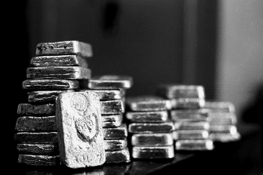 Giá bạc lập kỷ lục 96 USD/ounce, dầu thô quay đầu giảm mạnh hơn 2%