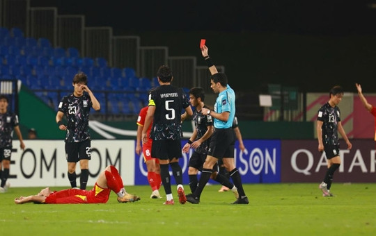 U23 Việt Nam đoạt HCĐ châu Á: Khi đồng đội cứu rỗi đôi chân vàng của Nguyễn Đình Bắc