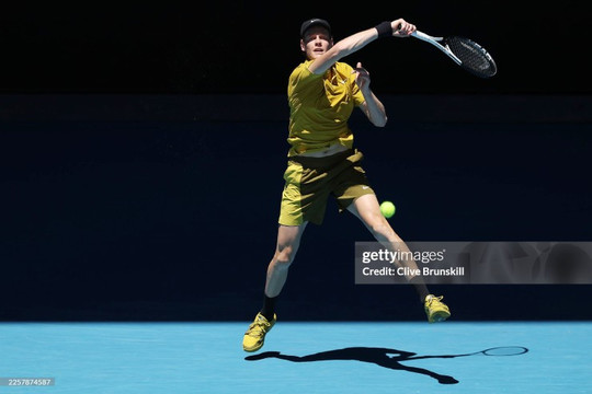Jannik Sinner ngược dòng kịch tính sau cú sốc set đầu tại Australian Open