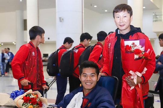 HLV Kim Sang Sik đẩy xe lăn cho Hiểu Minh: Biểu tượng tình thầy trò sau kỳ tích U23 châu Á