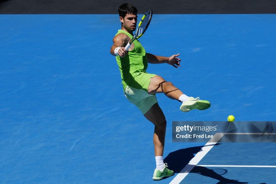 Carlos Alcaraz vượt khó trước Tommy Paul để tiến vào tứ kết Australian Open