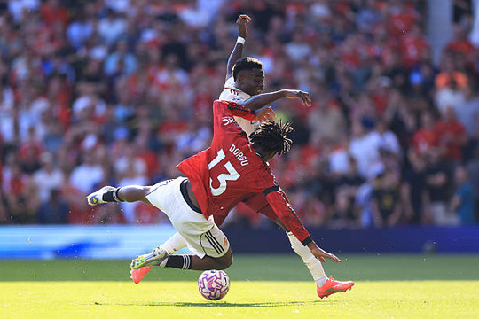HLV Michael Carrick tìm lời giải ngăn chặn Bukayo Saka bằng vũ khí Patrick Dorgu