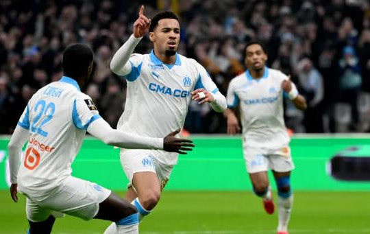 Ethan Nwaneri lập siêu phẩm ra mắt, Marseille đánh bại Lens 3-1 tại Ligue 1