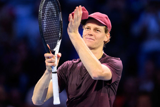 Jannik Sinner thoát hiểm tại Australian Open: Tranh cãi luật nắng nóng 40 độ C cứu rỗi nhà vô địch