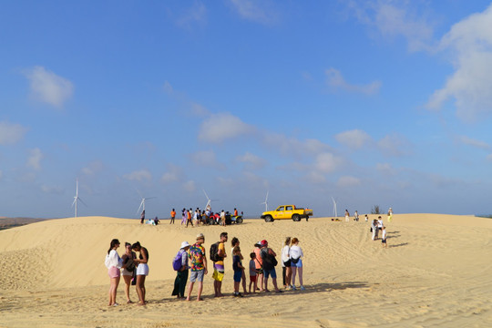 Bustling tourist attractions gear up for the Tet holiday (Year of the Horse)