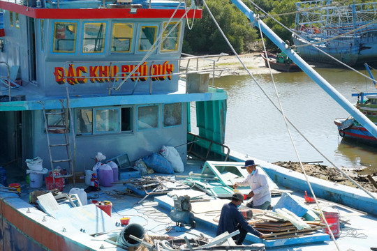 Khoác áo mới cho tàu cá đón Tết, gửi trọn kỳ vọng mùa biển mới