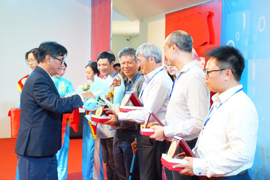 Hội thảo quốc tế về "Lý thuyết điểm kỳ dị và Hình học đại số" tại Trường Đại học Phan Thiết