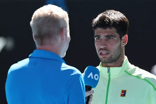 Djokovic hài hước đòi bản quyền cú giao bóng từ Alcaraz tại Australian Open 2026