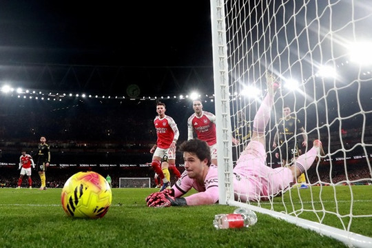 Senne Lammens rực sáng giúp Manchester United đánh bại Arsenal 3-2 ngay tại Emirates