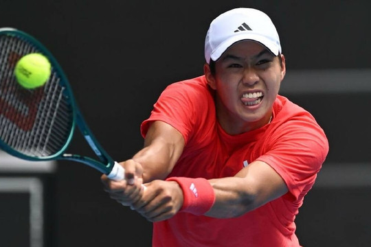 Tay vợt gốc Việt Learner Tien lập kỳ tích tại Australian Open 2026 sau khi hạ Medvedev