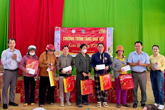 Trao tặng 150 suất quà Tết cho các gia đình khó khăn tại xã Đắk Song